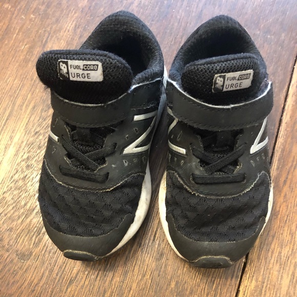 Size 8 Boys Black New Balance Sneakers - Picture 1 of 4
